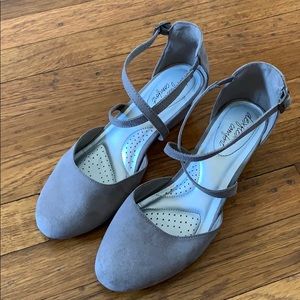 Flats w/ slight heel